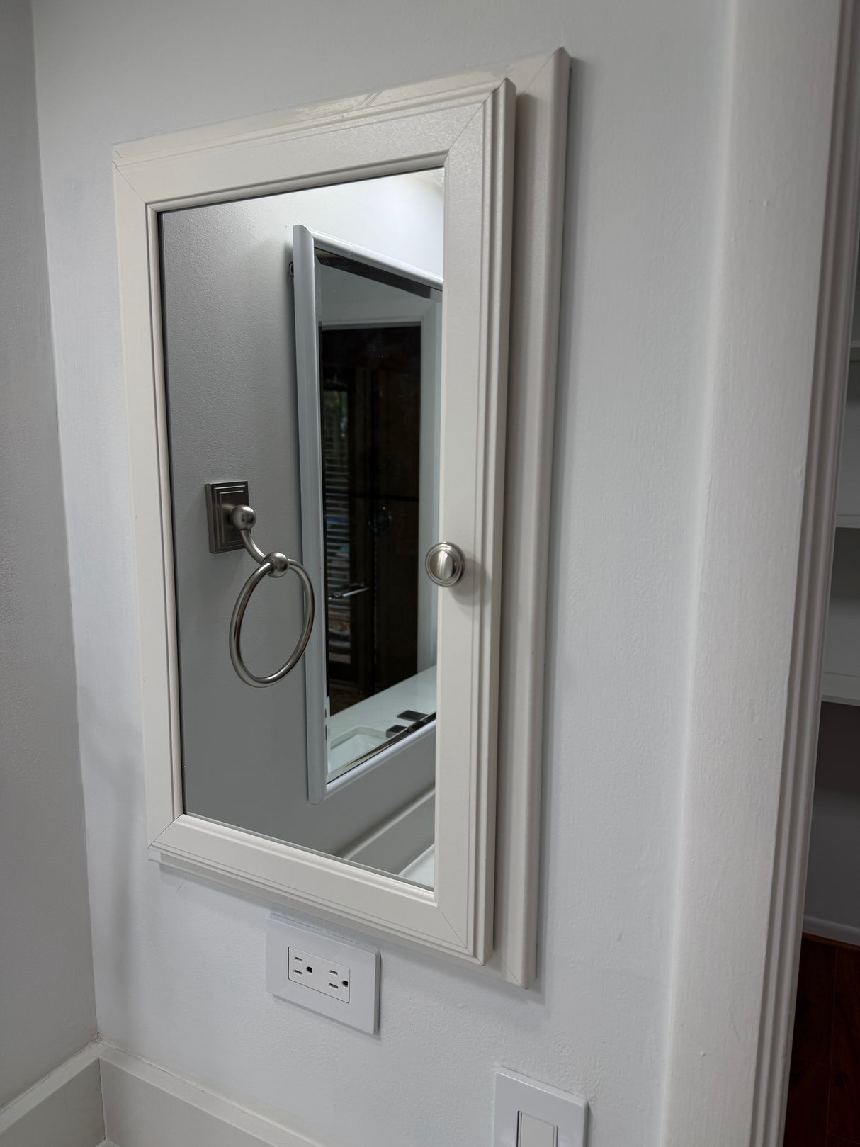 Set of 2 White Mirrored Medicine Cabinets