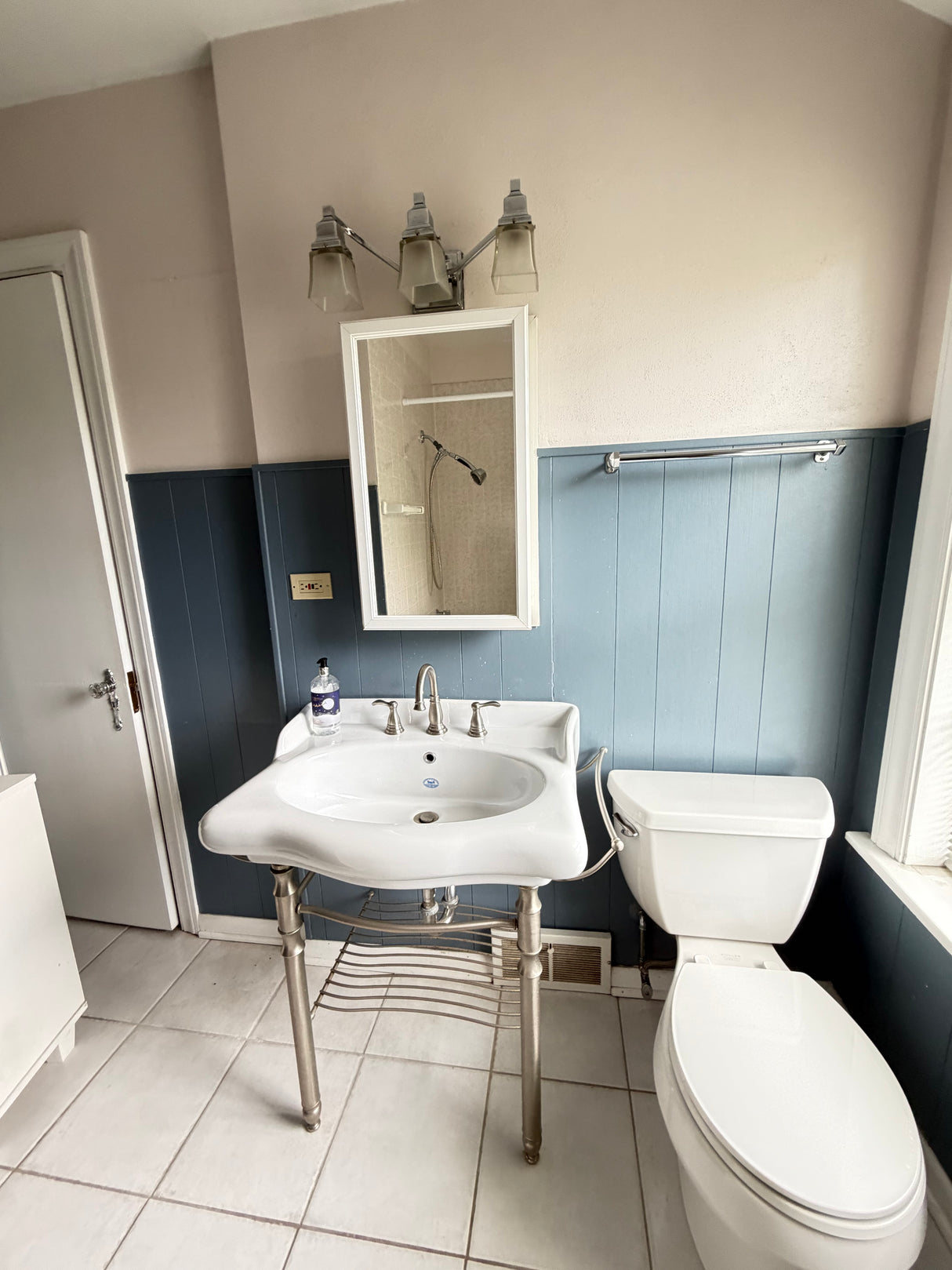 Vintage Style Pedestal Sink Bundle with Mirror & Vanity Light