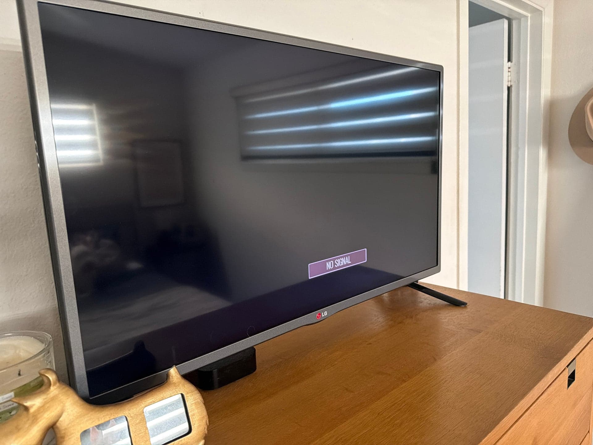 LG 32" LED HDTV with Stand, Powers On, Good Condition