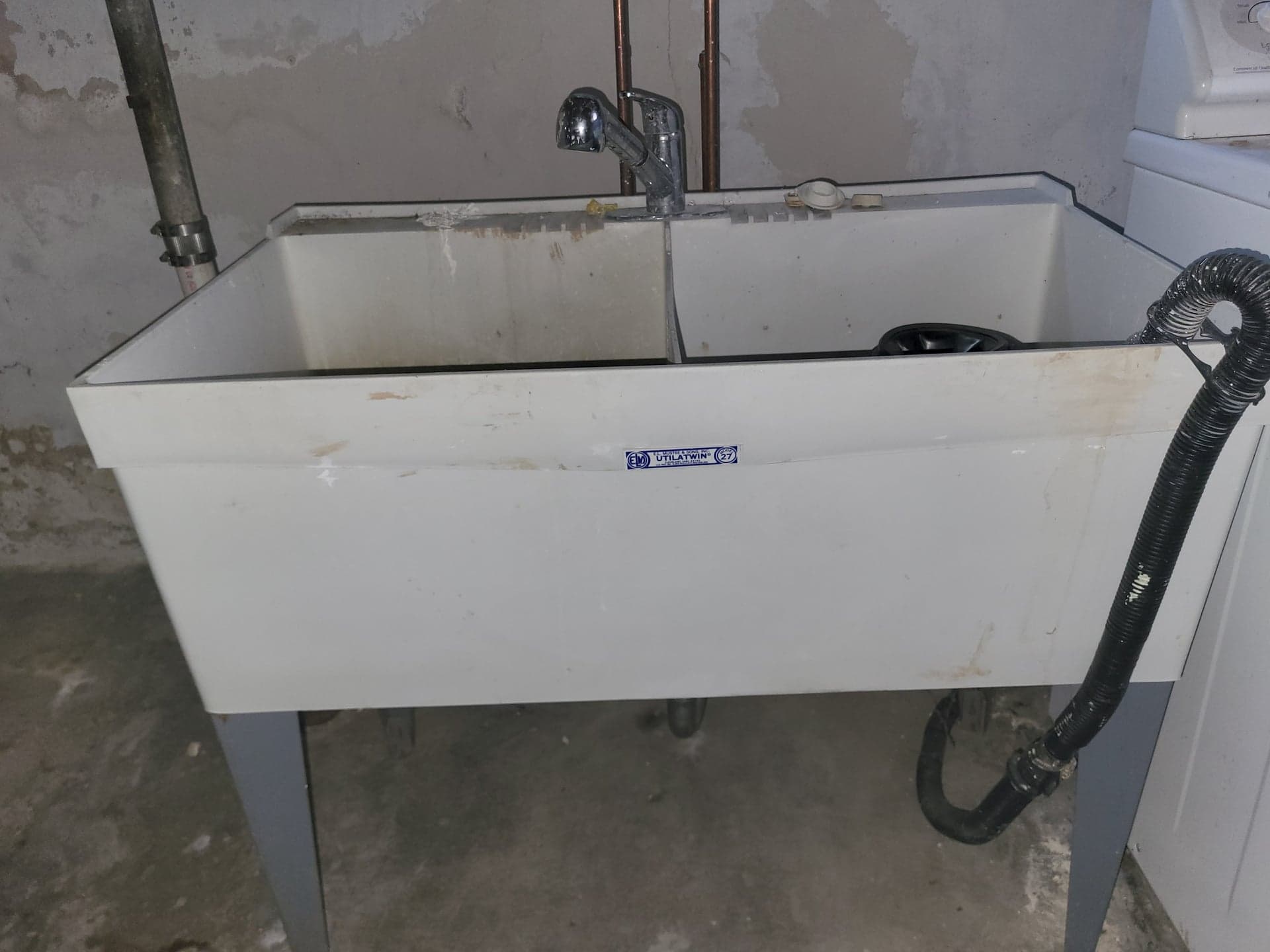 E.L. Mustee Utilatwin Double-Basin Laundry Tub with Faucet, Working