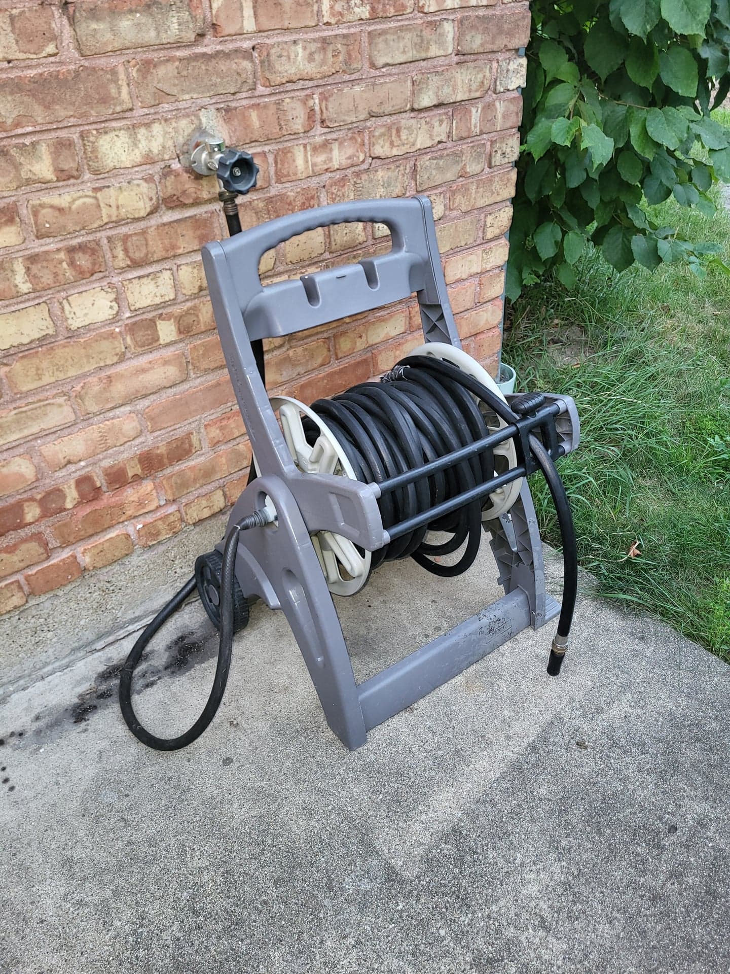 Suncast Wheeled Hose Reel Cart with Garden Hose (Hose Has 2 Leaks)