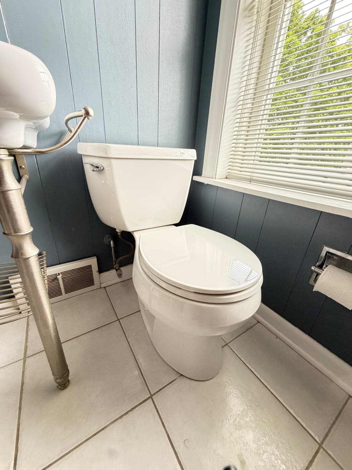 Modern Elongated Toilet with Soft-Close Seat
