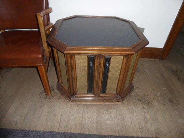 1975 Magnavox Vintage End Table with Record Player, 8-track and AM/FM Stereo