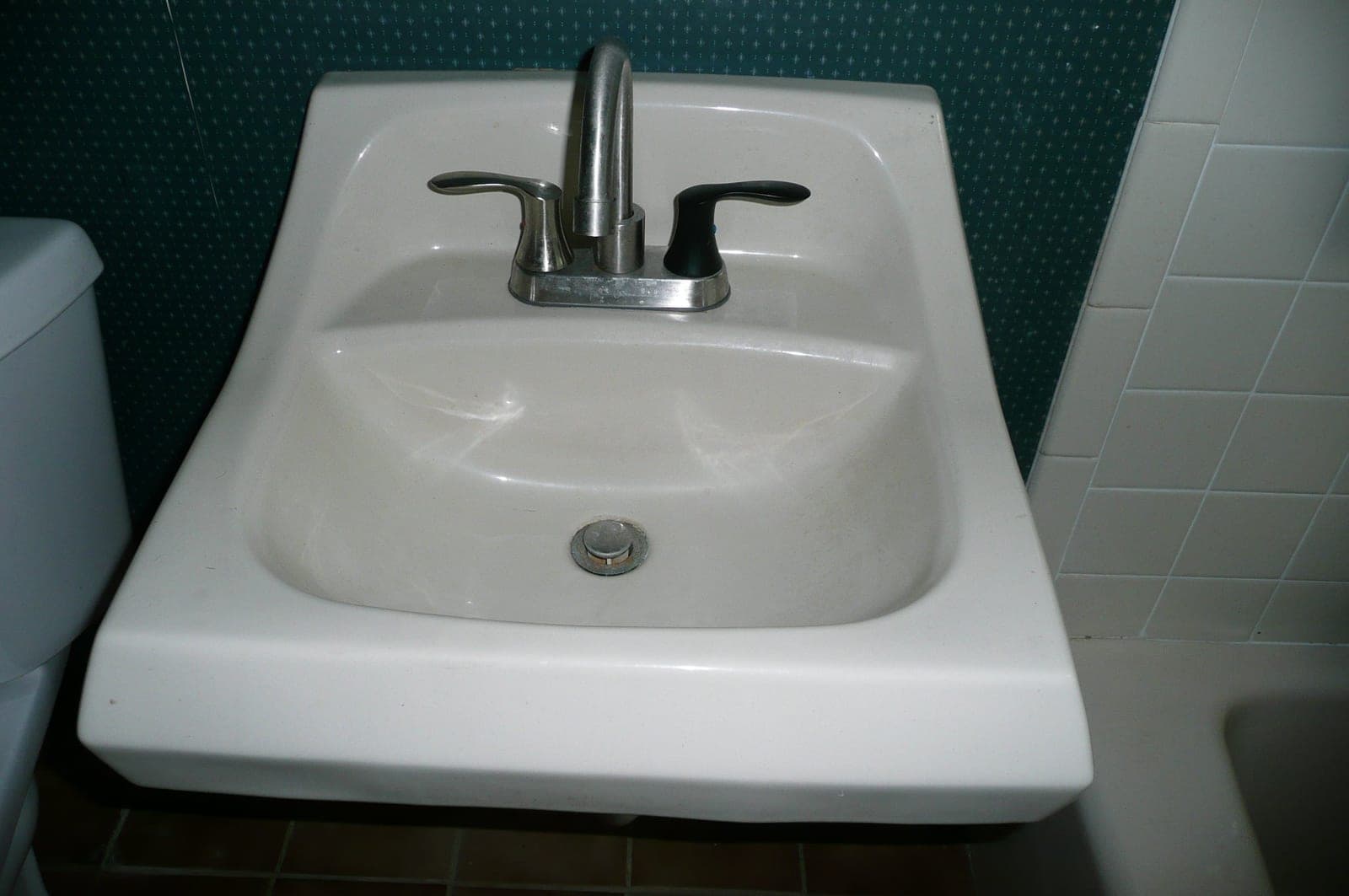 22" Wall Mount Sink with Faucet